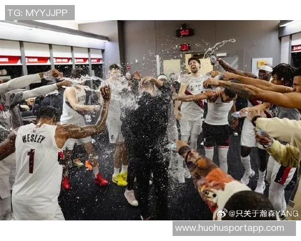 小杨激情泼水庆祝斯普利特首场胜利并获得比赛用球 小杨激情泼水庆祝斯普利特首场胜利并获得比赛用球